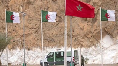 علمَا المغرب والجزائر في صورة تعبيرية عن ملف المغاربة المطرودين سنة 1975