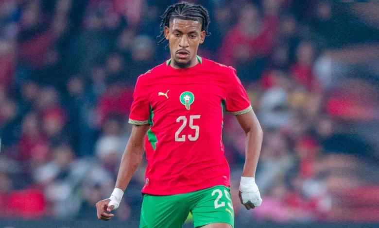 رضوان حلحال مدافع المنتخب المغربي خلال مباراة رسمية